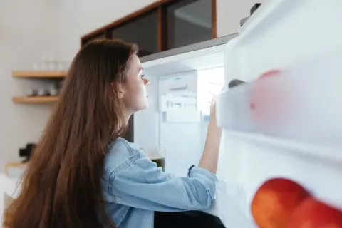 友人から「電気代節約のために、冷蔵庫の中身を“スカスカ”にした」と聞きましたが、本当に節約になるのでしょうか？ 冷蔵庫の電気代を解説！