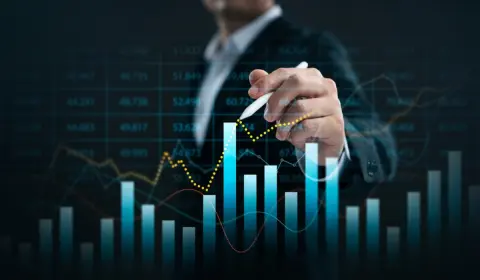 友人から「株主優待と配当で“年3万円”くらいもらっている」と聞き、興味がわきました。ただ、妻は「株なんてやめておけば」と後ろ向きです。初心者が資産運用を始めるとき、まず何から検討するべきなのでしょうか？