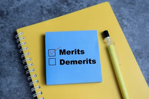 現在40歳ですが、老後のために私的年金制度には入っておくべきでしょうか？ メリットとデメリットを教えてください！