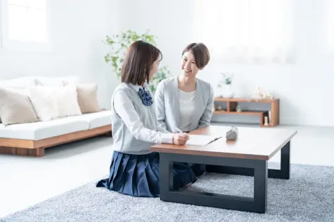 中3の娘が「私立でも授業料は“無償化”だから安心だよね」と言ってきました。学校説明会でも「実質負担はかなり減ります」と言われましたが、入学金や制服代などはそのままですよね？ 実際のところ家計の負担はどのくらい減るのでしょうか？