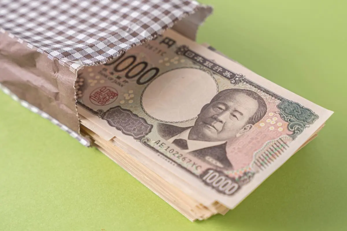 孫の進学祝いに祖父母が「4年間の学費の足しに200万円あげる」と言います。夫は「学費なら贈与税はかからないはず」と言いますが、本当に全額非課税なのでしょうか？