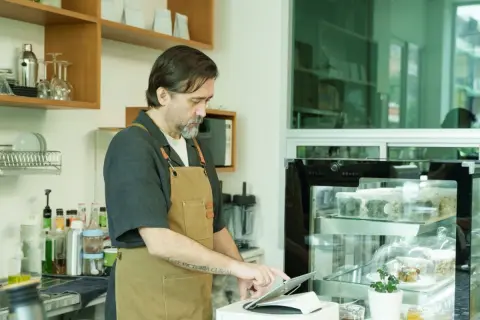 「退職金の一部で小さなカフェを始めたい」と言い出した父。母は「この年になってそんなリスクは取れない」と反対しています。定年後の“自営業デビュー”は、本当に現実的な選択なのでしょうか？