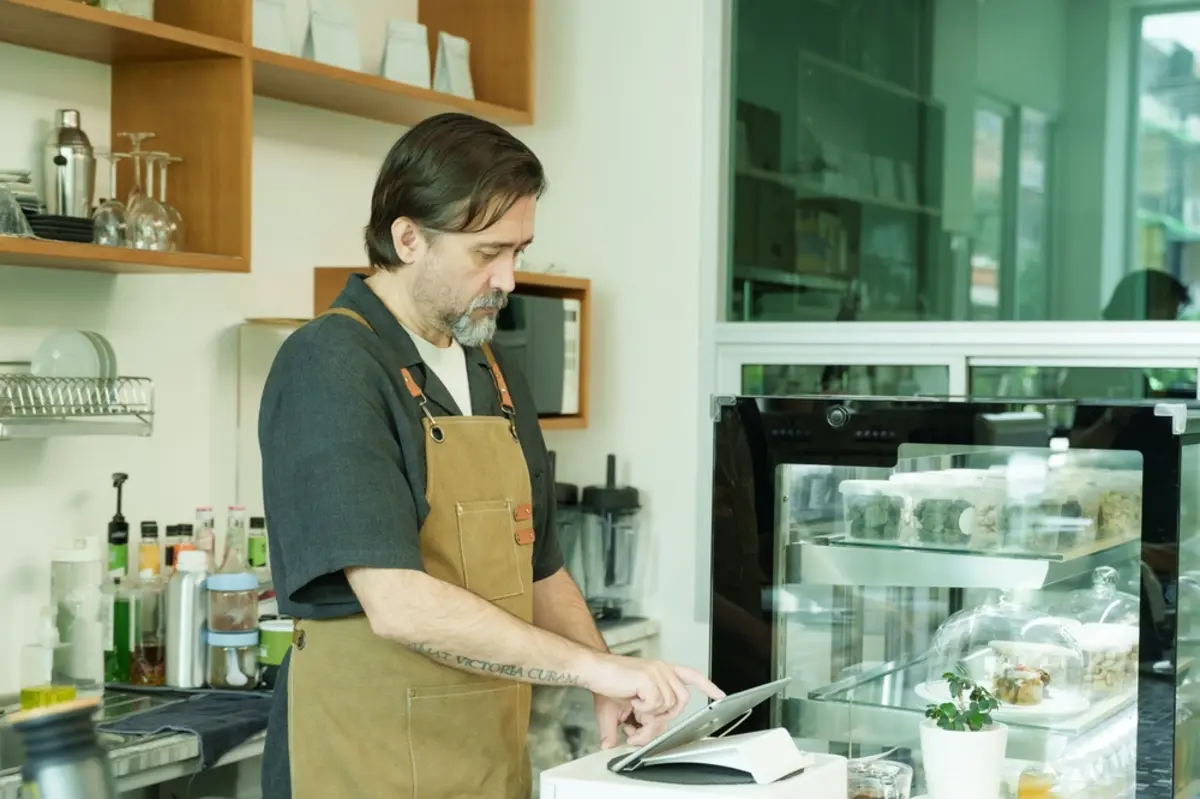 「退職金の一部で小さなカフェを始めたい」と言い出した父。母は「この年になってそんなリスクは取れない」と反対しています。定年後の“自営業デビュー”は、本当に現実的な選択なのでしょうか？