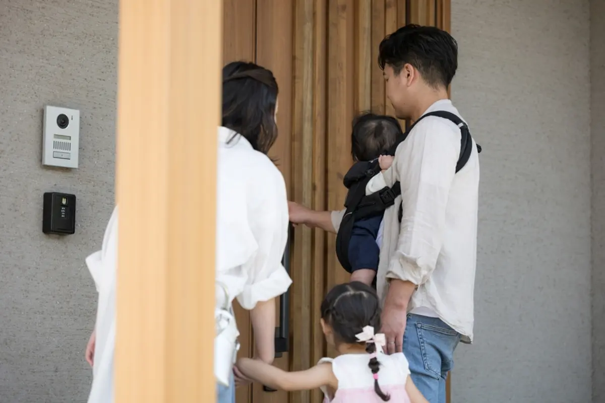 義実家へ家族全員で帰省すると、交通費、お年玉、手土産で合計30万円ほどかかります。来年から夫だけの帰省は非常識？家族全員で行かないと失礼でしょうか。