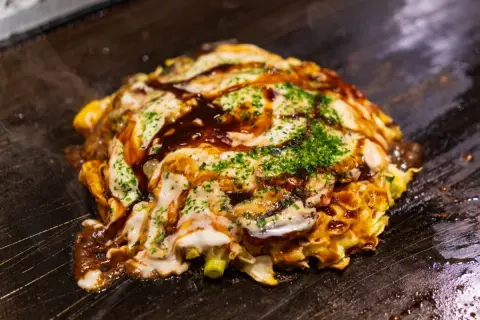 【広島vs大阪】「お好み焼き店」はどっちが多い？ 店舗数は2府県が「全国1位・2位」を独占！ それぞれの違いは？“人口10万人あたりの店舗数”も比較
