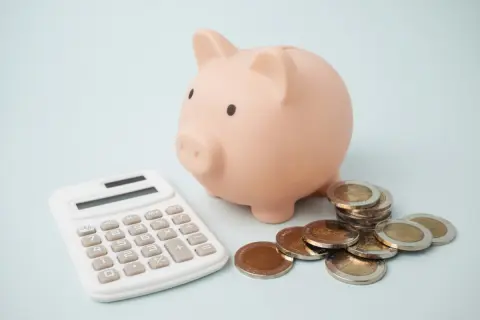 40代で世帯年収「400万円」の子持ち家庭。「老後2000万円問題」を考えられるほど生活に余裕がありません…。毎月どのくらい“貯金や投資”に回せばよいですか？