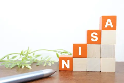 「NISAしないと生涯1000万円の損」という友人…45歳からでも「月5万円×年率5％」で運用すれば、1000万円以上になりますか？ 低金利とはいえ“貯金でも十分”じゃないんですか？