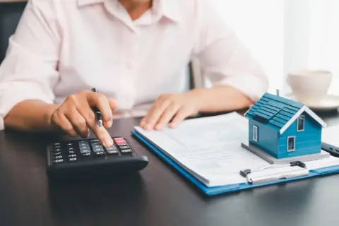 住宅ローンでマイホームを購入したところ「初年度は確定申告が必要」と言われました。会社員なので年末調整だけで完結すると思っていたのですが、何が必要でしょうか？