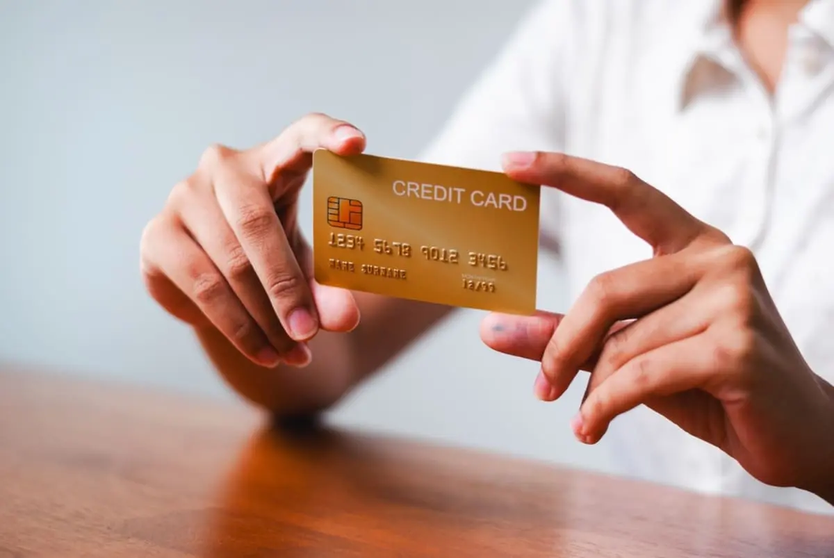 大企業で働く“年収500万円”の娘から「クレカの審査に落ちた」と連絡が！ 勤続7年で収入も安定してるのに、いったいナゼ？ 問題ないはずが“審査に落ちる理由”とは