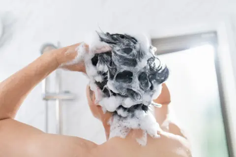 倹約家の友人は冬場でも「シャワーだけ」で済ませているそうです。私は毎日お風呂を溜めているのですが、水道光熱費は年間でどれくらい変わりますか？