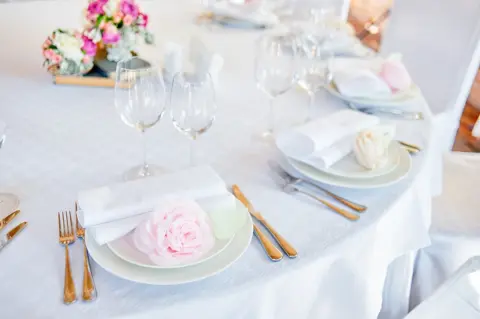 来月友人の結婚式に参列する予定です。1人2万円の「会費制」と言われたのですが、別途3万円ご祝儀を包んだ方がいいんでしょうか…？