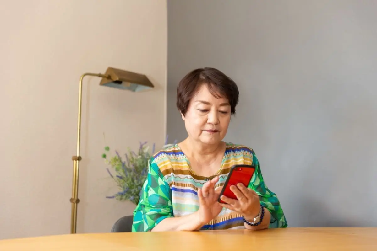 70代の母のスマホ代が「月980円」のはずが、請求は毎月4500円。「契約は何もいじっていない」と言うのですが、何が起きているのでしょうか？