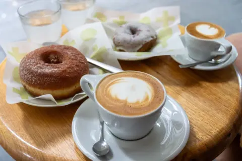 ミスドで「コーヒー5杯」をおかわりしたら、友人に「お店に迷惑だよ」と注意された！ サービスなのに“遠慮する必要”あるんですか？ ルール上は問題なくても「マナー違反」になるケースとは