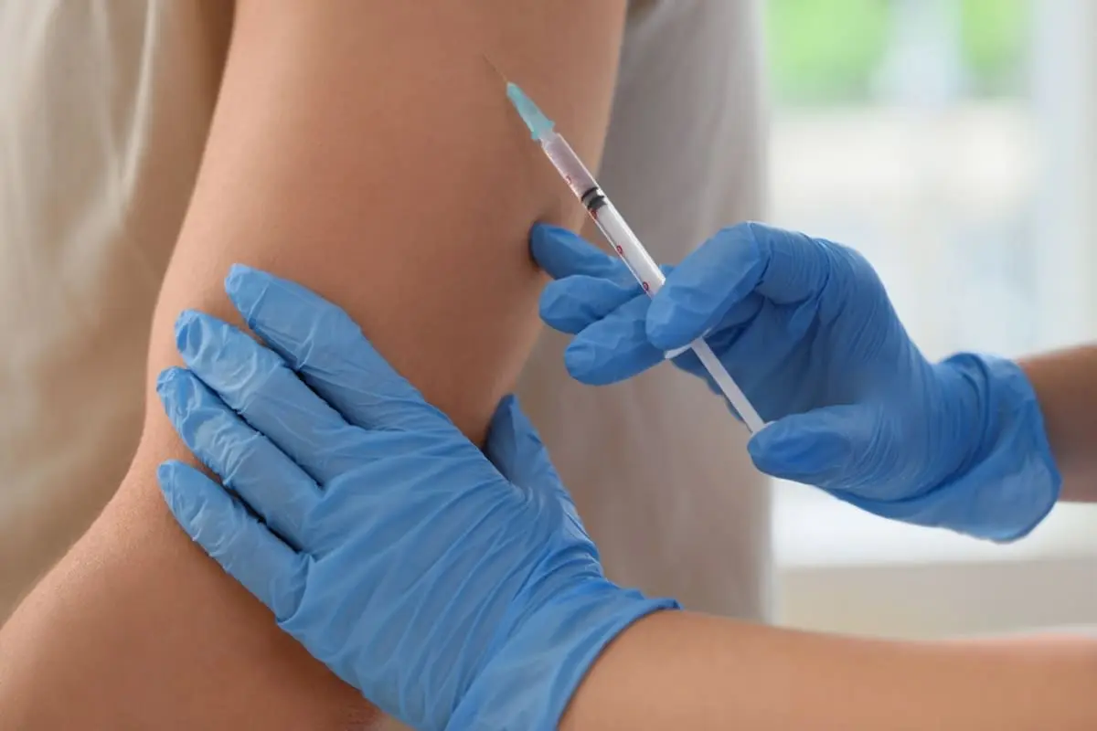 夫婦ともに60代後半で、医師から「帯状疱疹の予防接種は2回セットです」と言われました。2人分・2回分を支払ってまで接種すべきなのか、家計と健康を天秤にかけると迷います。どう判断すべきでしょうか？