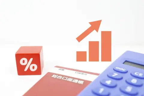 定期預金に「300万円」預ける50代の父。金利が低いので「投資のほうが得」に感じますが、“年率5％”で運用するほうが得ですよね？ 10年後の結果を比較