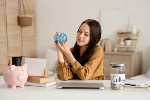 「子ども3人なら大学タダ」と安心してたのに、長男の卒業で“次男の学費”が「年100万円」に逆戻り!? 複雑な「3人カウントの罠」と、親が用意すべき本当の金額とは