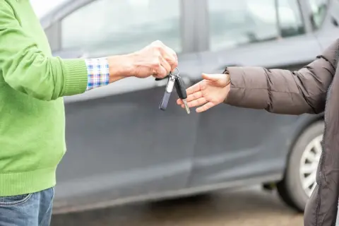 息子に「アルファード」を“100万円”で贈与したら、「安すぎると」いう理由で贈与税が発生!? いくらなら税務署に指摘されないでしょうか？「低額譲受」について解説