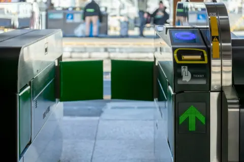 小学生の時に作った「こども用Suica」を使っていたら4月からエラーが…。中学生になったら新しく買い直さないといけない？ チャージ残額を引き継げるのかも解説！