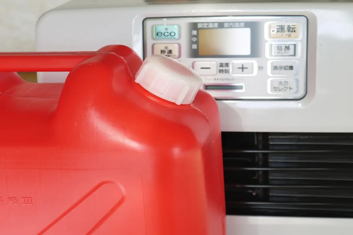 エアコン暖房は一切使わず「灯油ヒーター」のみで暖をとる実家の両親。1日12時間、1部屋の使用で“灯油ヒーター”と“エアコン”では光熱費はどれくらい違う？