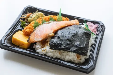 「ほっともっと」vs「コンビニ」お昼はどっちが“コスパ良し”？「のり弁」は“ほっともっと460円”で安くても、手軽さがコンビニが上？ 特徴もあわせて比較