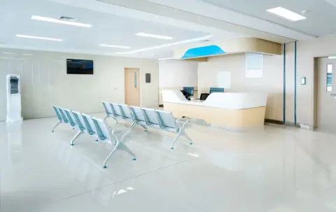 「従来の保険証」で受診したら“3万円”請求されビックリ！ マイナ保険証がないと“医療費が高くなる”んですか!? まさかの「高額請求」が起こる理由とは