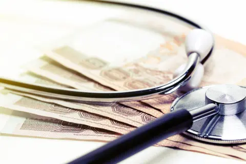 長期入院していた父が亡くなり、未払い分の医療費「20万円」を私が負担しました。これって私の医療費控除に加算できますか？