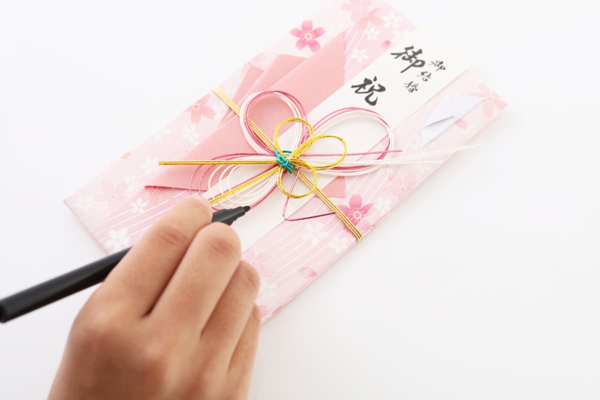 「同僚の結婚式」に“欠席”と連絡…後日「1万円包むのが常識」と聞きビックリ！ 正直人数合わせだったと思うのですが、参加しなくてもお金を払う必要があるんですか？|ファイナンシャルフィールド|﻿その他暮らし