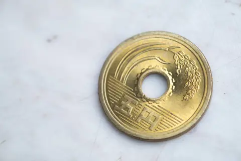 銅価格高騰で「5円玉製造」に“5円以上”のコストが！「溶かせば高く売れる」と聞きましたが、違法になりませんか？ アメリカでは「1セント硬貨」が製造終了…硬貨は今後廃止される？