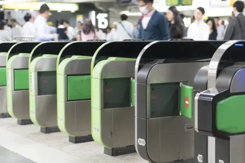 「息子の通学定期券を借りてパート通勤に使った」というSNSを発見。駅員さんにバレたら“数十万円”請求されるって本当？