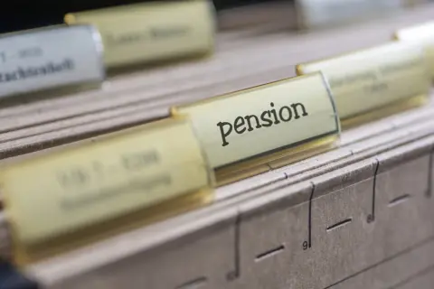 70代で夫が亡くなり生活費が不安です。夫が「月16万円」年金を受け取っていたら、遺族年金はいくらもらえる？