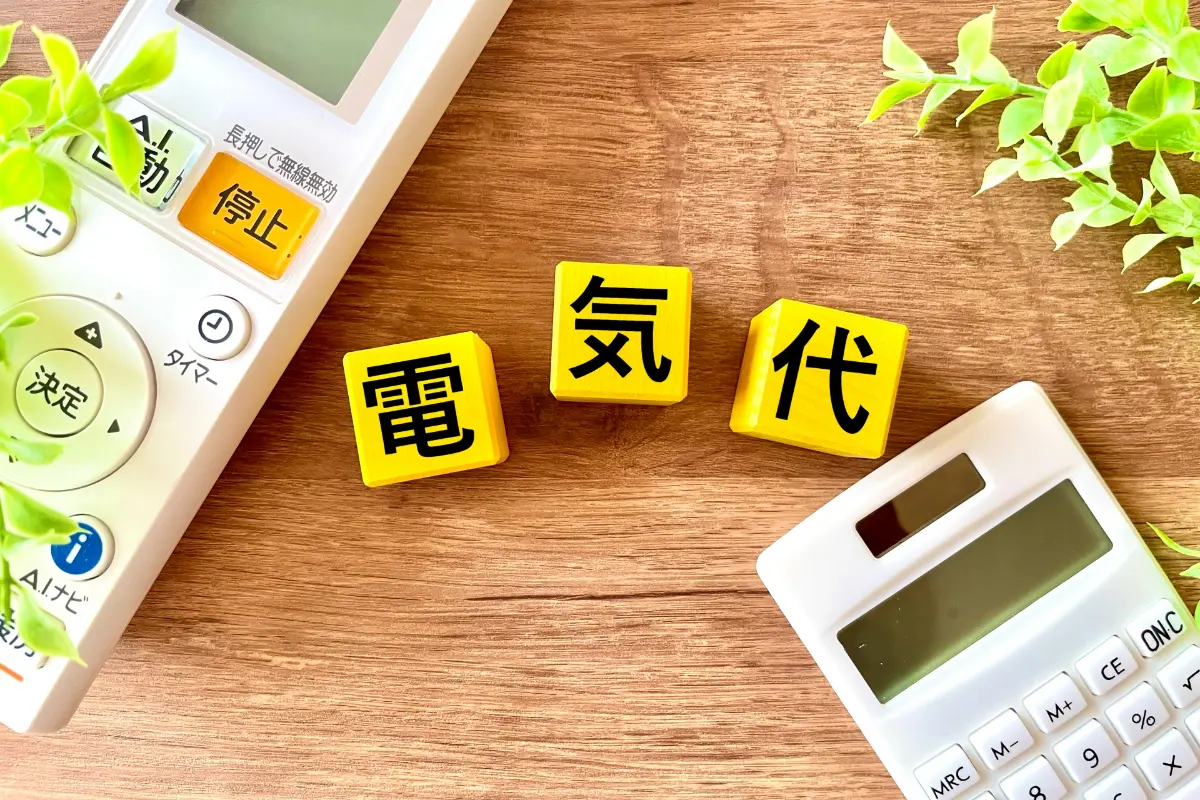 先月の電気代が“1万円以上”で正直キツイ…！ 「エアコン」を「ファンヒーター」に変えれば“ランニングコスト”を抑えられる？ 1日8時間稼働のケースで試算