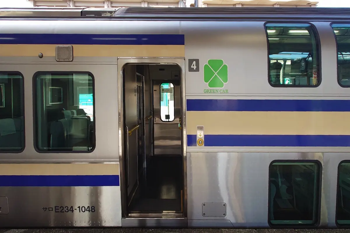 友人に「グリーン車に乗ったのに座れなくて“750円”も損した」と話したら「グリーン車の混雑状況を見てからモバイルSuicaで買えばいいのに」とのこと。車内でグリーン券を買っているのにどうしてお得な料金が適用されるの？