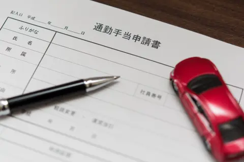 【令和8年度】通勤手当の非課税限度枠が片道最大「3万8700円→6万6400円」に増額！ 今まで満員電車に揺られていた「小田原～新宿間」も愛車の「カローラスポーツ」での通勤が選択肢に入る!?