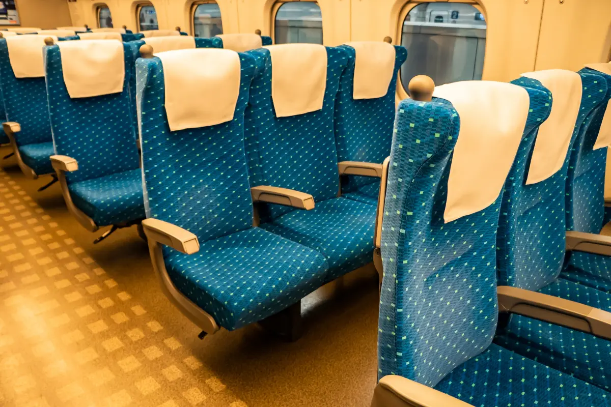 新幹線で寝過ごしてしまった！ 駅員さんに相談すれば、降りる予定だった駅まで無料で戻れる可能性も？ 追加運賃や扱いを解説