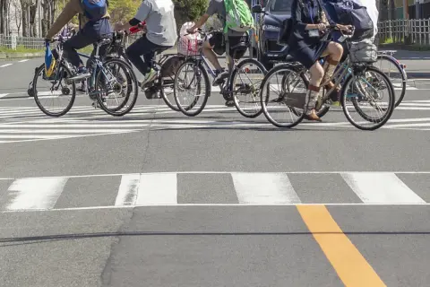 自転車で「横断歩道」に乗り入れると“反則金5000円”!? 安全を考慮し子どもには「横断歩道」を走らせていたのですが、4月以降は車道を走らせなければなりませんか…？