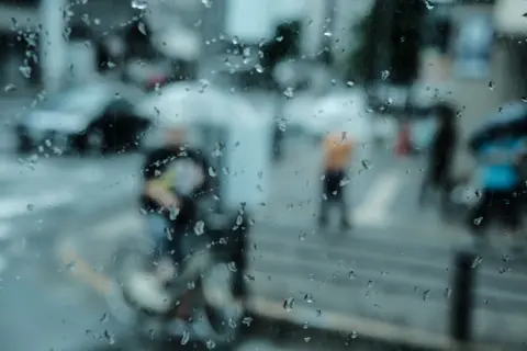 自転車通学なのに「カッパはダサい」と“傘さし運転”する息子…4月から「反則金5000円」らしいですが、中学生も対象になりますか？ 青切符の概要も確認