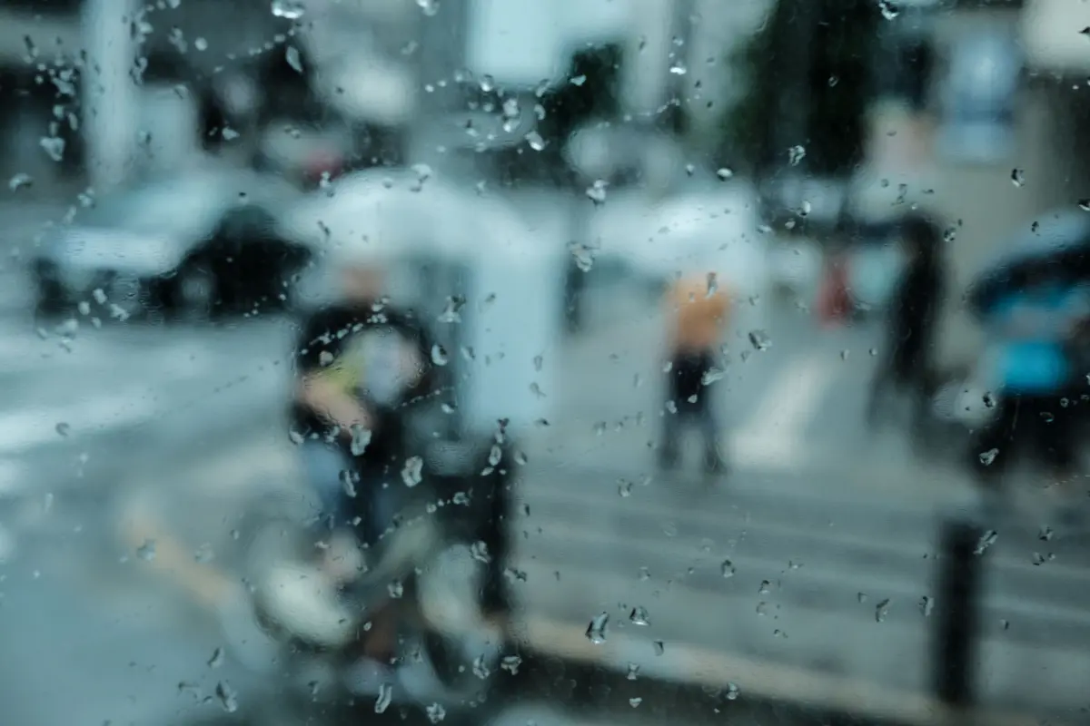 自転車通学なのに「カッパはダサい」と“傘さし運転”する息子…4月から「反則金5000円」らしいですが、中学生も対象になりますか？ 青切符の概要も確認