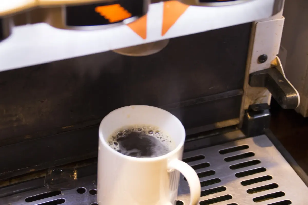 サイゼリヤで「300円のドリンクバー」だけ頼んで“3時間以上”リモートワークをする夫。お店側は「赤字で迷惑」だと思うのですが、長居するなら“追加注文がマナー”ですよね？