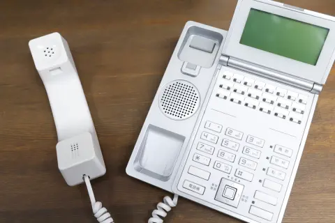 実家に帰省したら廃止されたと思っていた「固定電話」が残っていてびっくり！ 解約して「電話加入権」を売却すれば“年間2万円”の節約になる？