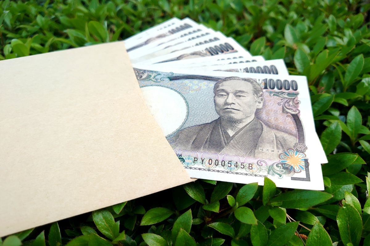 通勤中「10万円入りの財布」を拾って“交番”に届けたら、妻は「1万円くらいもらえたのに…」とのこと。個人情報なので“報労金”は断ったのですが、実際いくらもらえたのでしょうか…？|ファイナンシャルフィールド|﻿その他暮らし