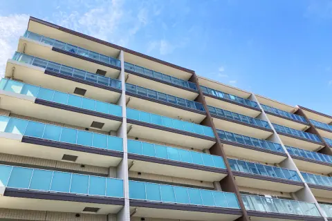 管理会社から「家賃15万→16.5万円に値上げ」の連絡が！ 負担が「年20万円」ほどで厳しいのですが、断るなら“引っ越すしかない”ですか？ 拒否すれば値上げナシで住めるでしょうか？