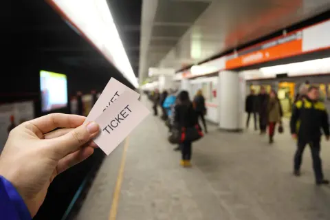 新幹線の「指定席」が満席だったのでグリーン車に乗ったら片道「1万円以上」！ 自由席にすればよかったと後悔しているのですがこの差額ってどう考えるべきなのでしょうか…？