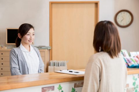 母から「マイナカードがあるのに、資格確認書が届いた」と連絡が！「手違いだろうから破棄する」とのことだけど、実は病院で“全額自己負担”になる可能性が!? 受診時の注意点を確認