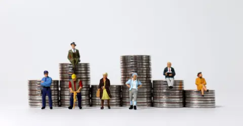 45歳で「俺なんて平社員」という同期が“年収600万円”でショック！ 中小企業で“係長”の自分とほぼ同じですが、大企業の平社員のほうが「高収入で安定」していますか？ 年収差を確認