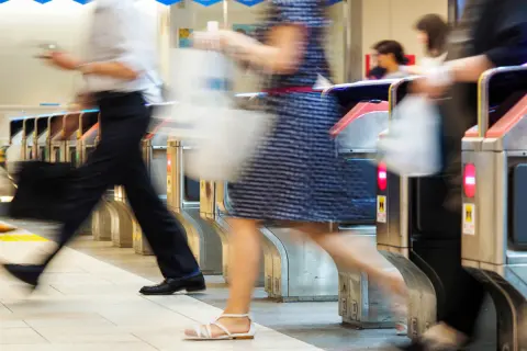 学級閉鎖で息子が登校しない期間中、通学定期券を借りて移動。これは不正利用でしょうか？ バレた場合、何か罰則はあるのでしょうか？