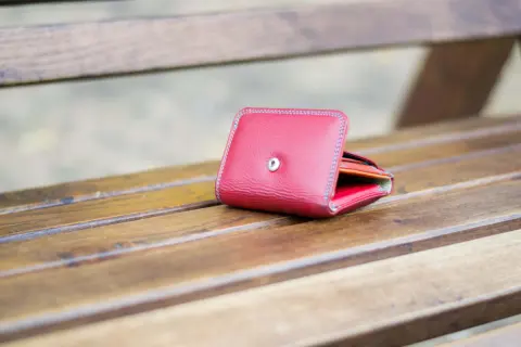 現金の入っていない財布を拾って交番に届けたところ、まるで私が現金を抜いたかのような対応をされました。落とし物を届けた側が疑われるのは普通なのでしょうか？