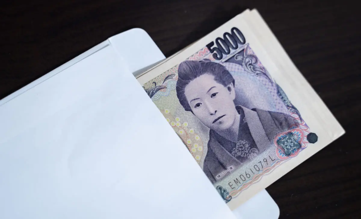 引っ越し当日、妻に「心づけは渡さないと失礼」と言われ“1人分5000円”準備しました。今どきは「渡さないのが普通」だと思っていましたが、合計2万円の出費はツラいです…本当に必要ですか？