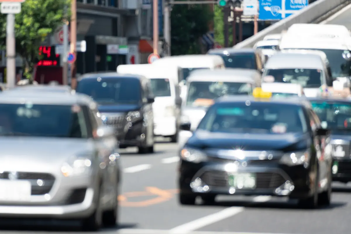 片道「15km」の通勤にマイカーを使用。アイドリングをやめるだけで、月のガソリン代はいくらくらい節約できるものなのでしょうか？