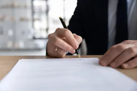 転職先の“身元保証書”に「3000万円まで賠償」とありビックリ！「こんなの家族に頼めない…」こういう契約って“普通”なんですか？ 押さえておきたいポイントを解説