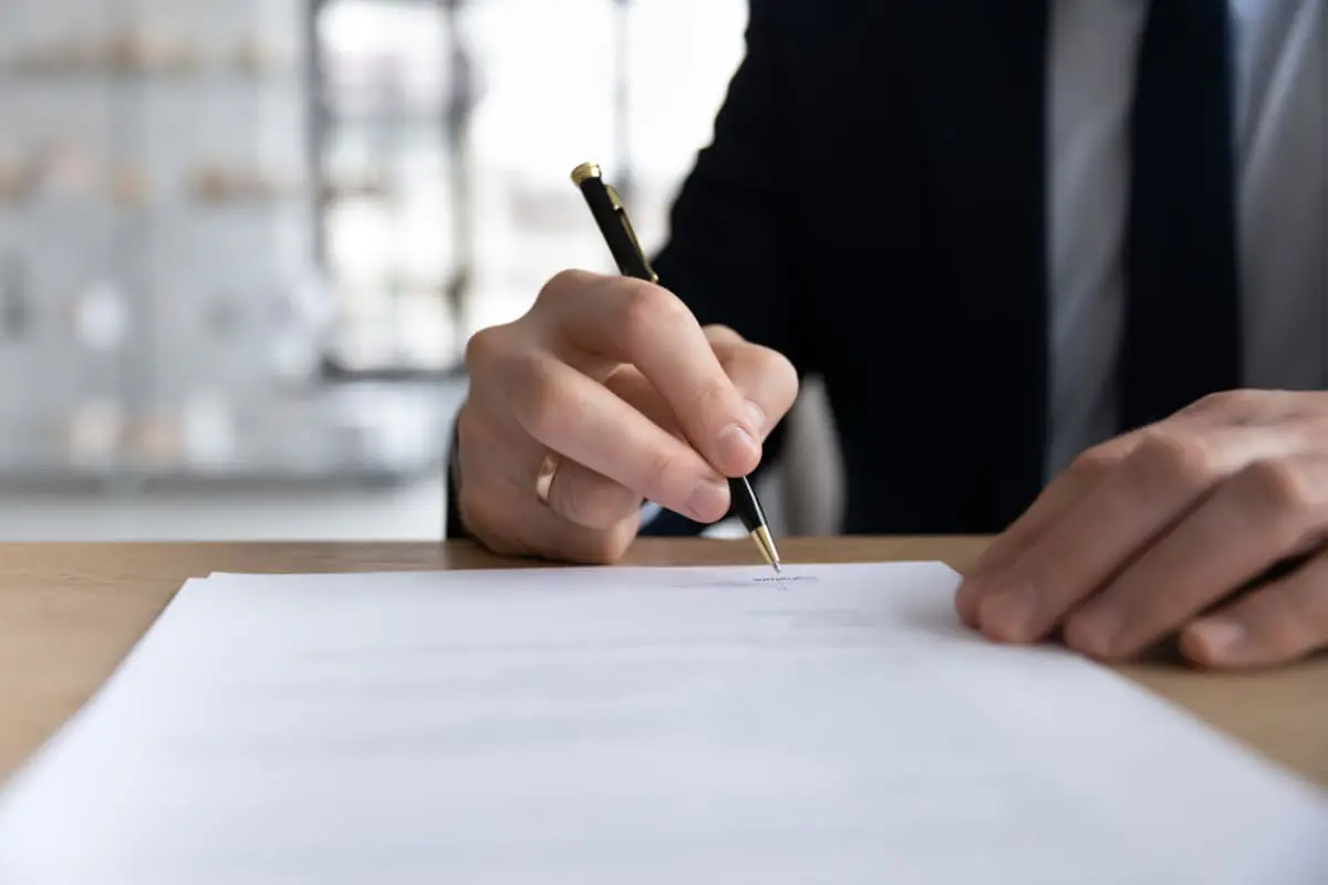 転職先の“身元保証書”に「3000万円まで賠償」とありビックリ！「こんなの家族に頼めない…」こういう契約って“普通”なんですか？ 押さえておきたいポイントを解説